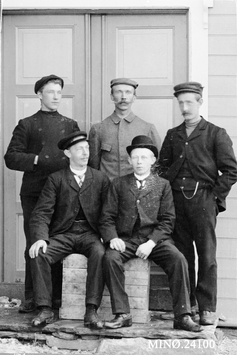 Iv. Olsen, Menn på trappa til menighetshuset