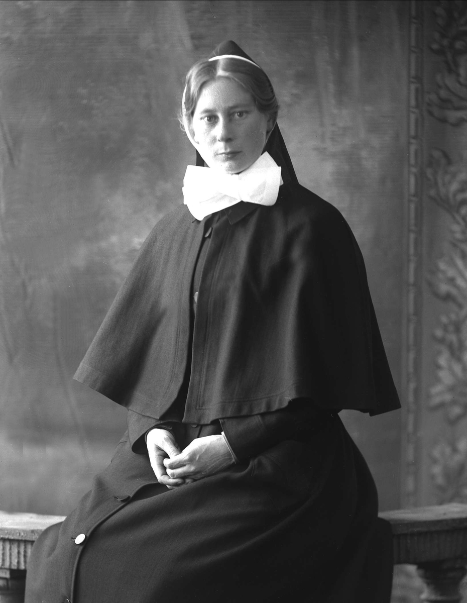 Gustav Borgen, Portrett, sykepleier. Søster Serine Sundal.