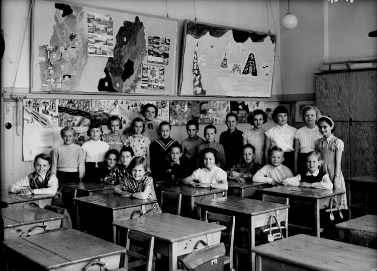 Sven Lindskog, Rynninge skola, klassrumsinteriör, 21 skolbarn med lärarinna fru Maj Restadh. Klass 4Cc, sal 2.