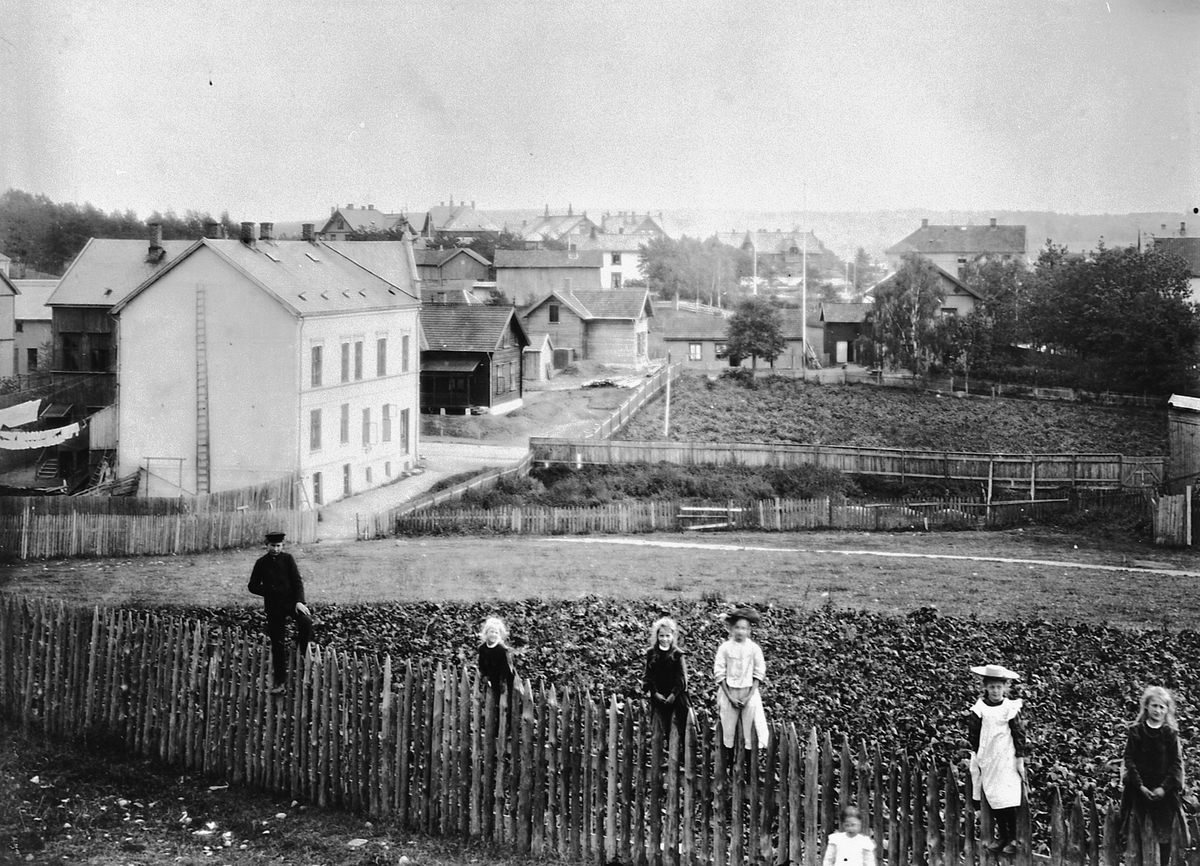 Hans Emil Erichsen, Vangsvegen, St. Olavsgate i Hamar. Stakittgjerde. Ukjente barn.
