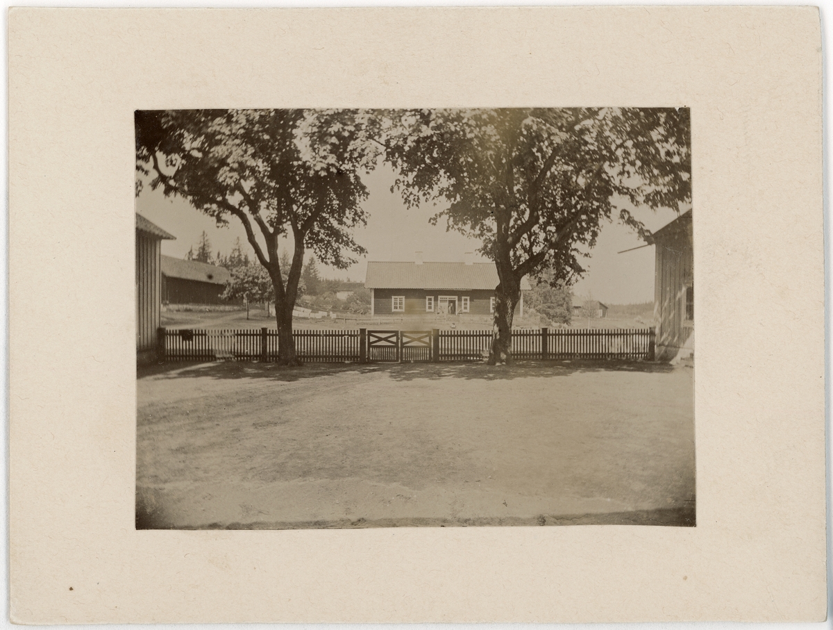 Okänd,, Gårdsmiljö, Bennebol, Uppland 1891