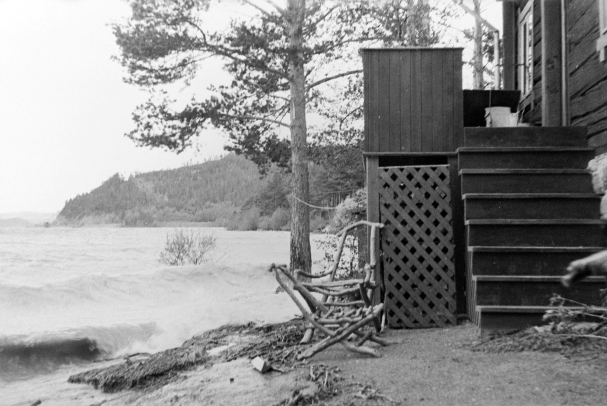 Adolf Skjegstad, SKJEGGSTADHYTTA I STRANDVEGEN, HAMAR, FLOM BØLGER I MJØSA, FURUBERGET.