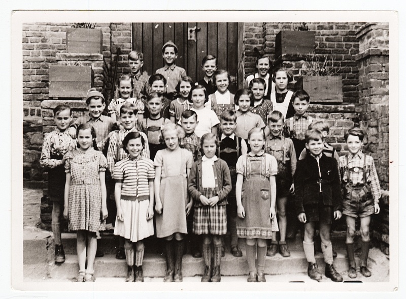 Unknown artist, Klassenfoto kath. Volksschule Bodendorf 1944/45