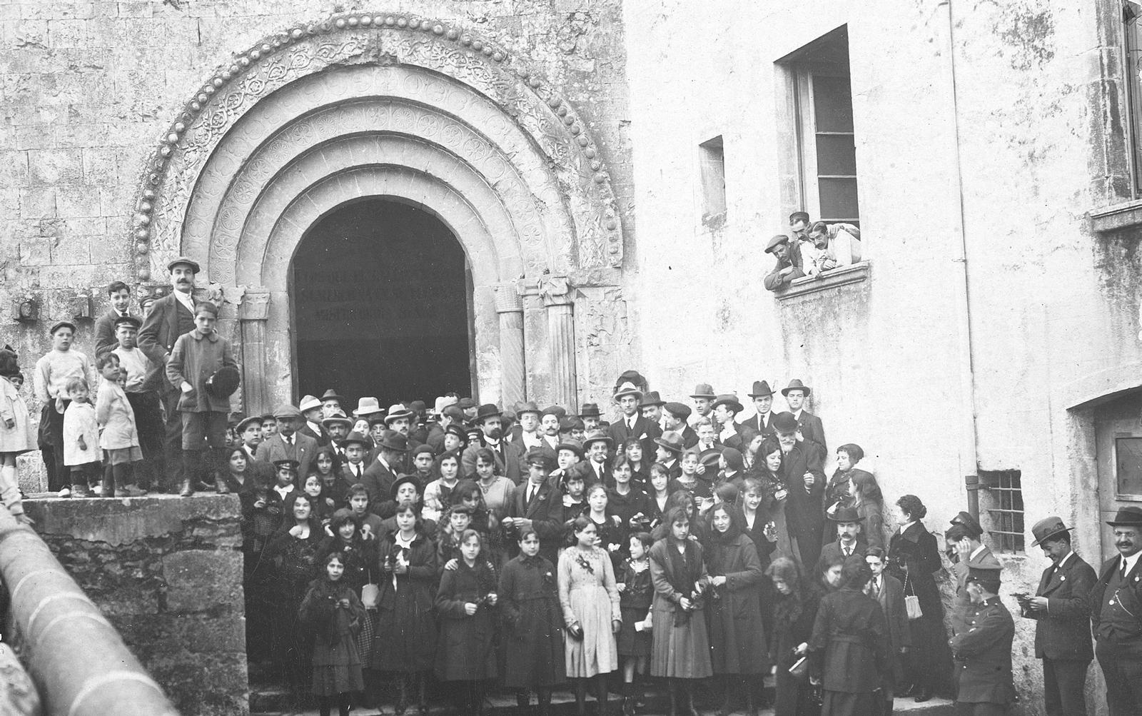 Desconegut, [Retrat de grup a Sant Pere de Galligants]