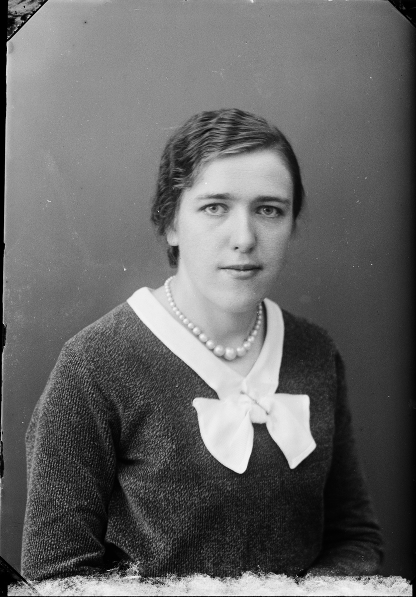 Skötsner-Edhlund, Ateljéporträtt - Ines Pettersson från Ånö, Hökhuvud socken, Uppland