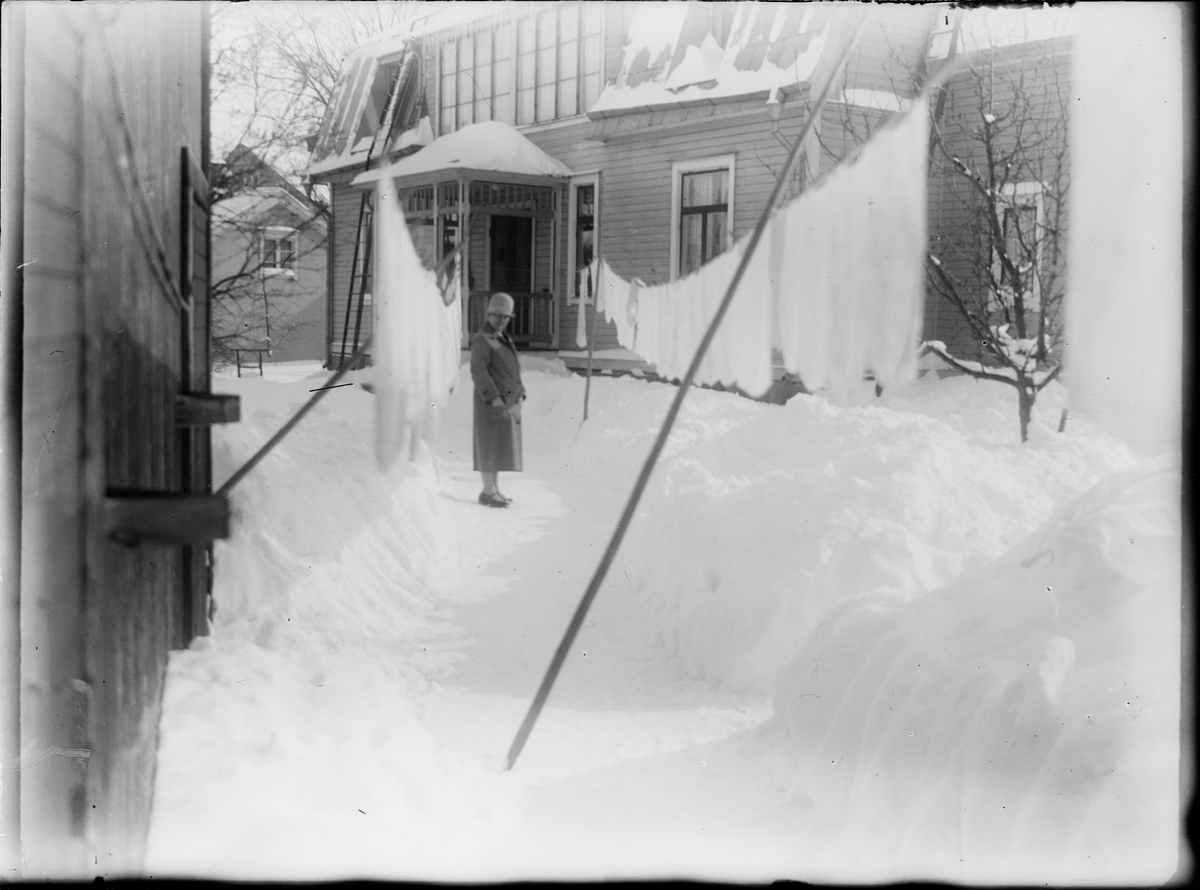 Skötsner-Edhlund, Gerda Edhlund at washlines outside the family Edhlund’s residential building in Östhammar, Uppland