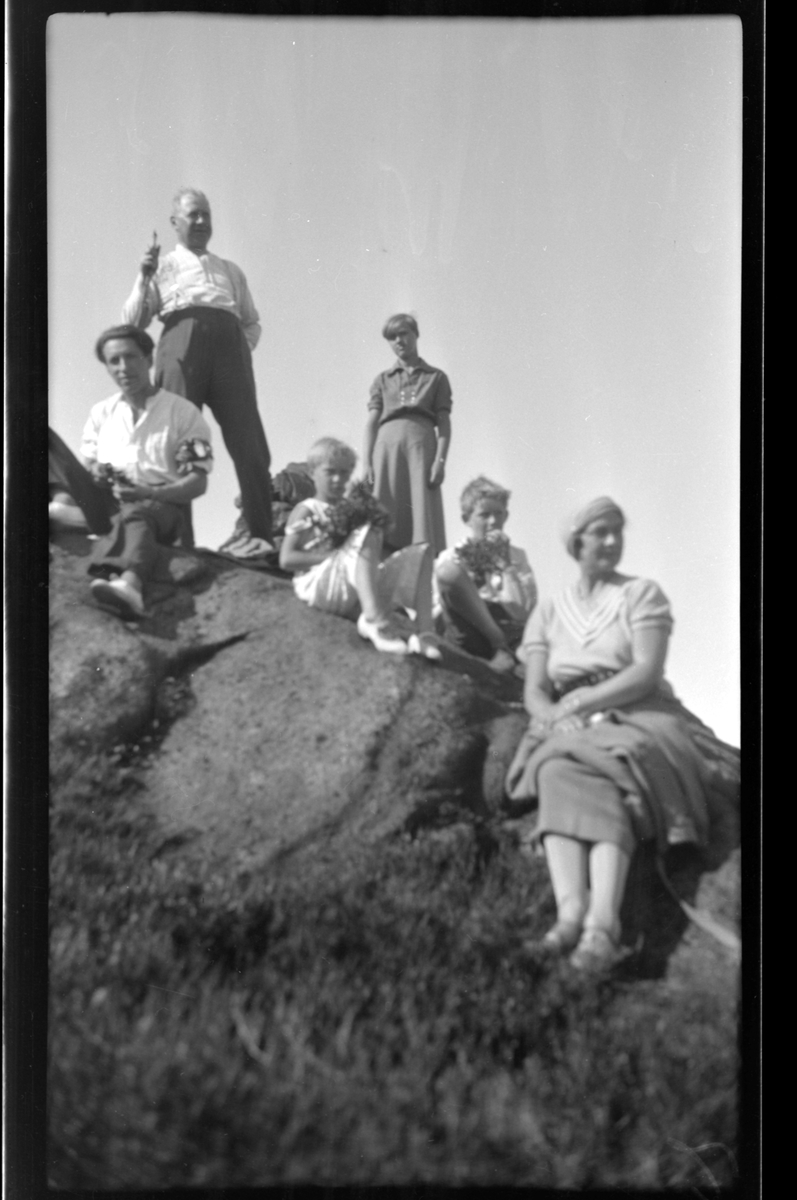 Rolf Sr. Sundt, Kunstmaleren Werner Otto Lichtenberg, Finn Sundt, Eva og Unni Guhnfeldt jr., Rolf Sundt jr. og Unni Guhnfeldt sr. på Snabbheia.