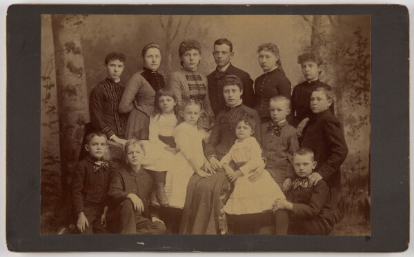 Unknown, [Group family portrait of fifteen people]