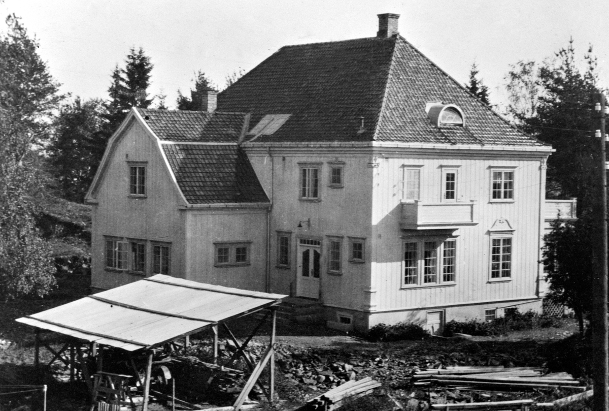Anno Domkirkeodden, EKSTERIØR AV STORT 2 ETG. HUS, RØDE KORS KLINIKK?