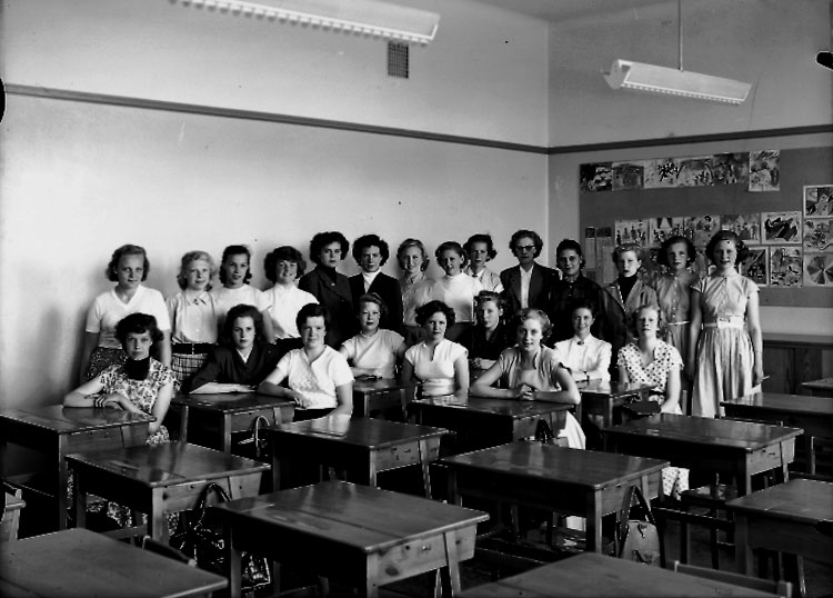 Sven Lindskog, Engelbrektsskolan, klassrumsinteriör, 22 flickor med lärarinna fröken Kerstin Lindqvist. Klass 8E, sal 21.