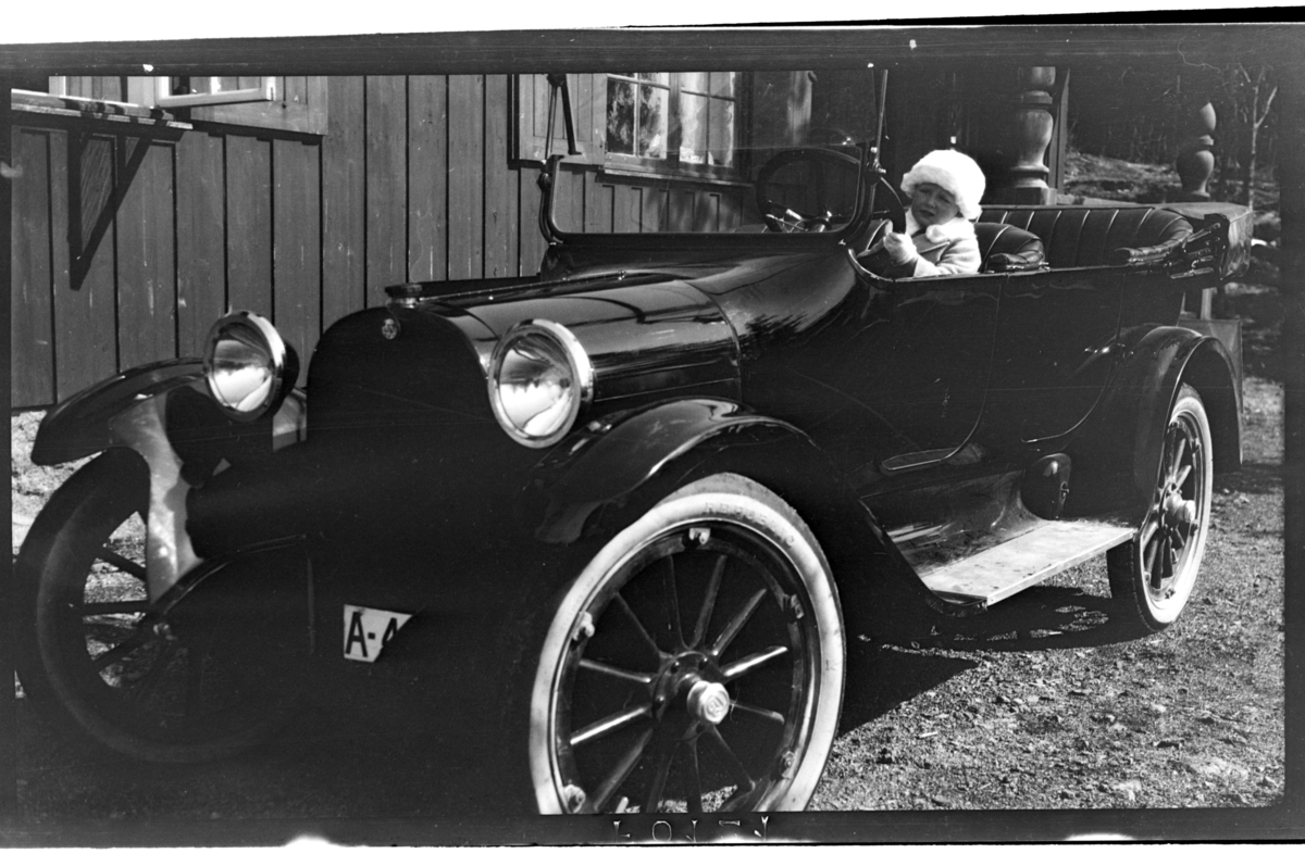 Rolf Sr. Sundt, Julius Sundt sitter i sin fars Dodge, Villa Knyggen. Fotografert 1920.