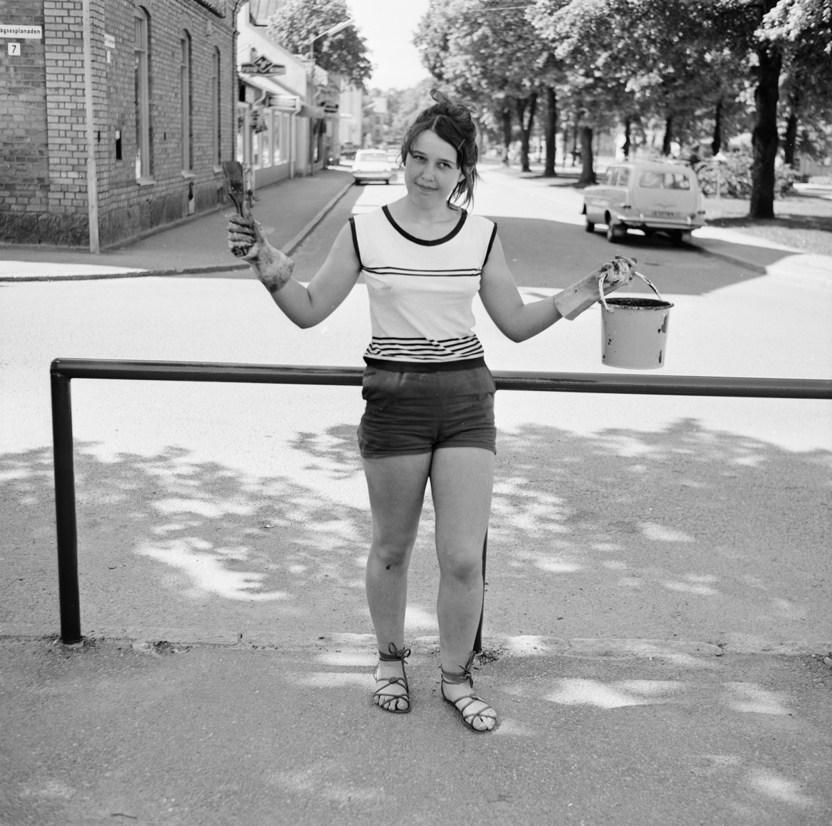 Tierp Arbetarbladet, Anneli Morberg målar staket under sitt feriearbete hos Tierps köpings parkavdelning, Tierp, Uppland juni 1968