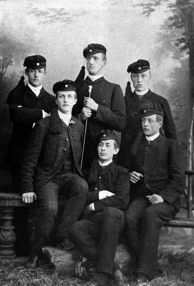 Anno Domkirkeodden, HAMAR KATEDRALSKOLE, STUDENTER, ELEVER. FORAN FRA VENSTRE PETER ANKER, CHRISTIAN ERICHSEN, P. GRØNVOLD. BAK FRA VENSTRE TORVALD HAUGEN, PEDER ROGNERUD OG JENS BERGER.