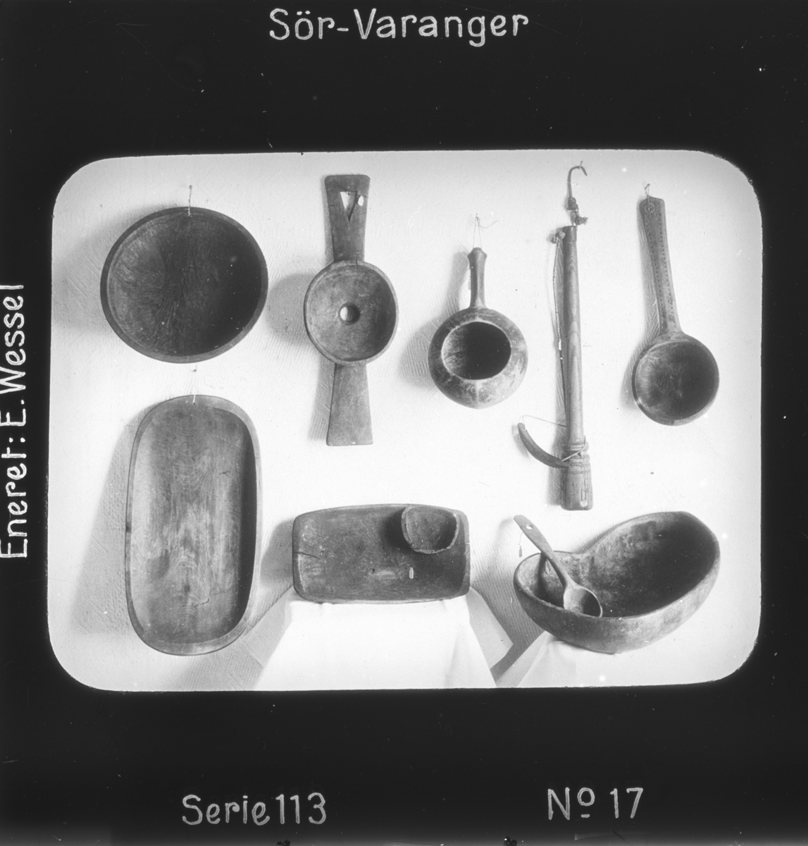 Ellisif Rannveig Wessel, Eldre samiske tresaker, se Andre opplysninger. Motivet har nr. 17 i lysbildeforedraget kalt "I lappernes land - Sør-Varanger", utgitt i Nerliens Lysbilledserier, serie nr 113.