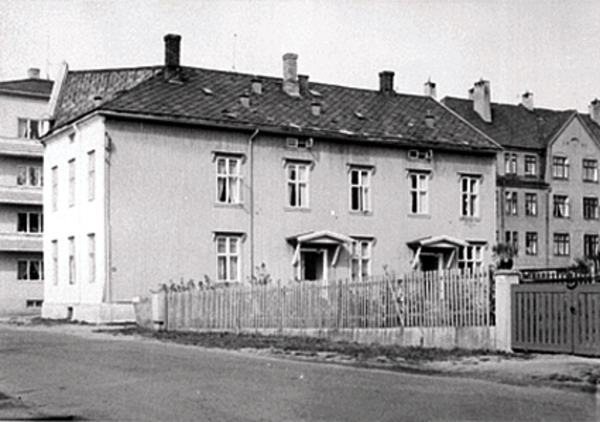Anno Domkirkeodden, EKSTERIØR ØSTREGATE 112, INNGANGSPARTI, PLANKEGJERDE RUNDT EIENDOMMEN