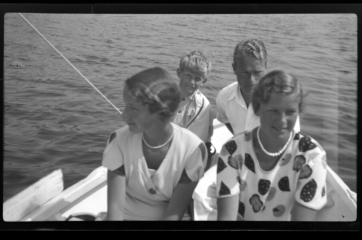Rolf Sr. Sundt, Lillemor Nickelsen, Lise Skabo, Rolf Sundt jr. og Erling Rune sitter sammen i båten Trulte.