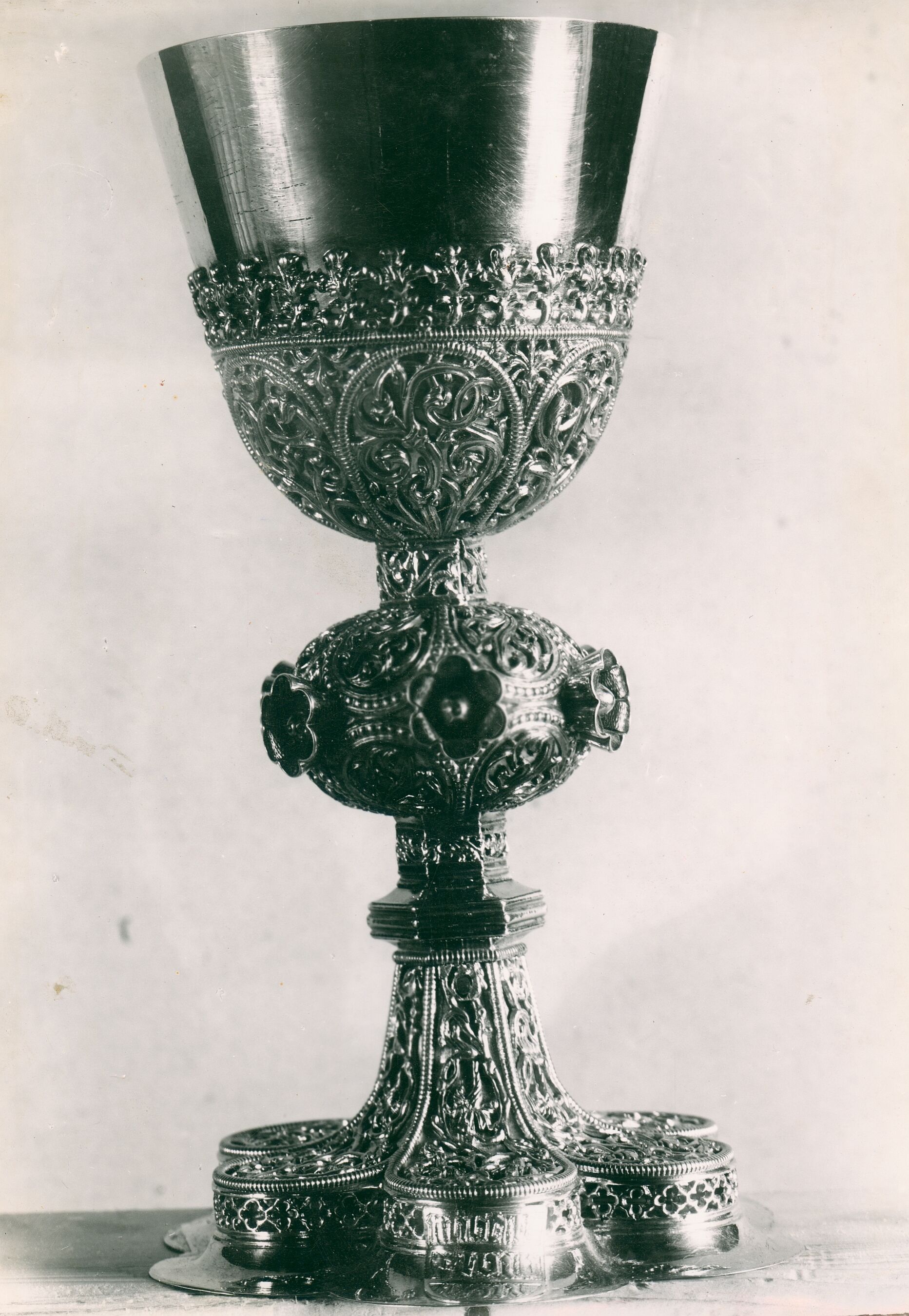 Vladimir Tkalčić, Zagreb - Zagrebačka katedrala - Kalež pozlaćen, ukrašen iskucanim ornamentiranim grančicama na proboj