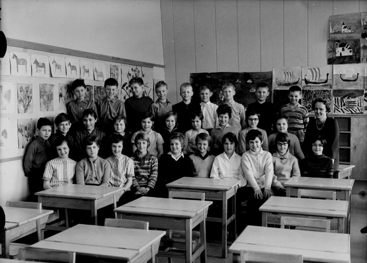 Sven Lindskog, Vasaskolan, klassrumsinteriör, 29 skolbarn med lärarinna fröken Anna Andersson. Klass 4Ao, sal 9.