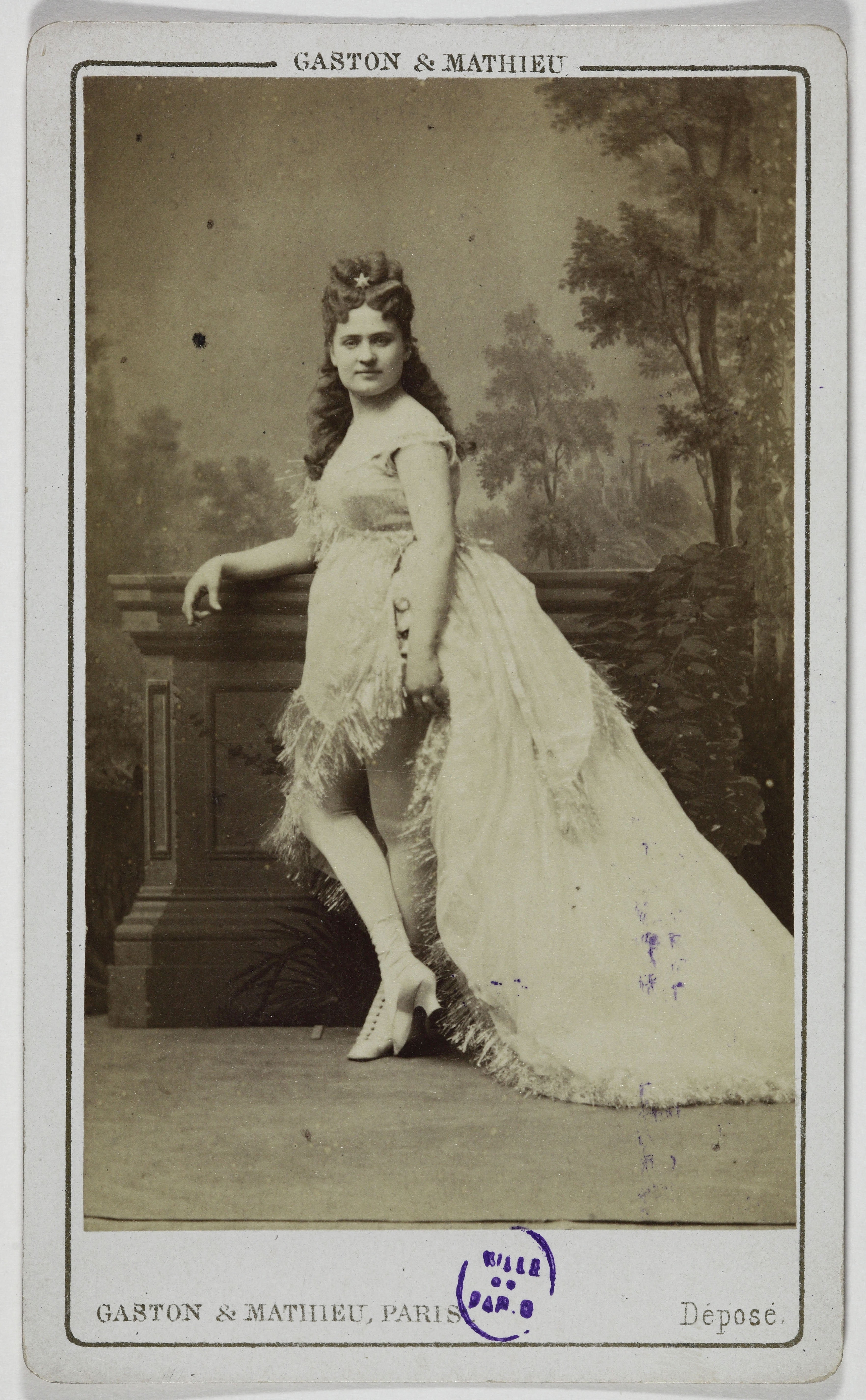 Gaston & Mathieu, Portrait d'Angèle, (actrice)