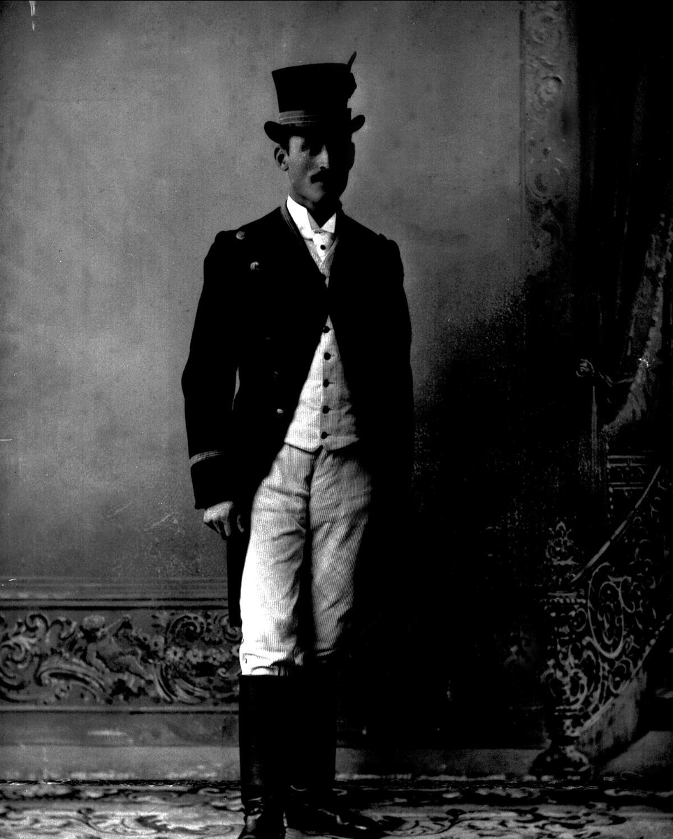 Gustav Borgen, Portrett, mann kledd som vognkusk(?)