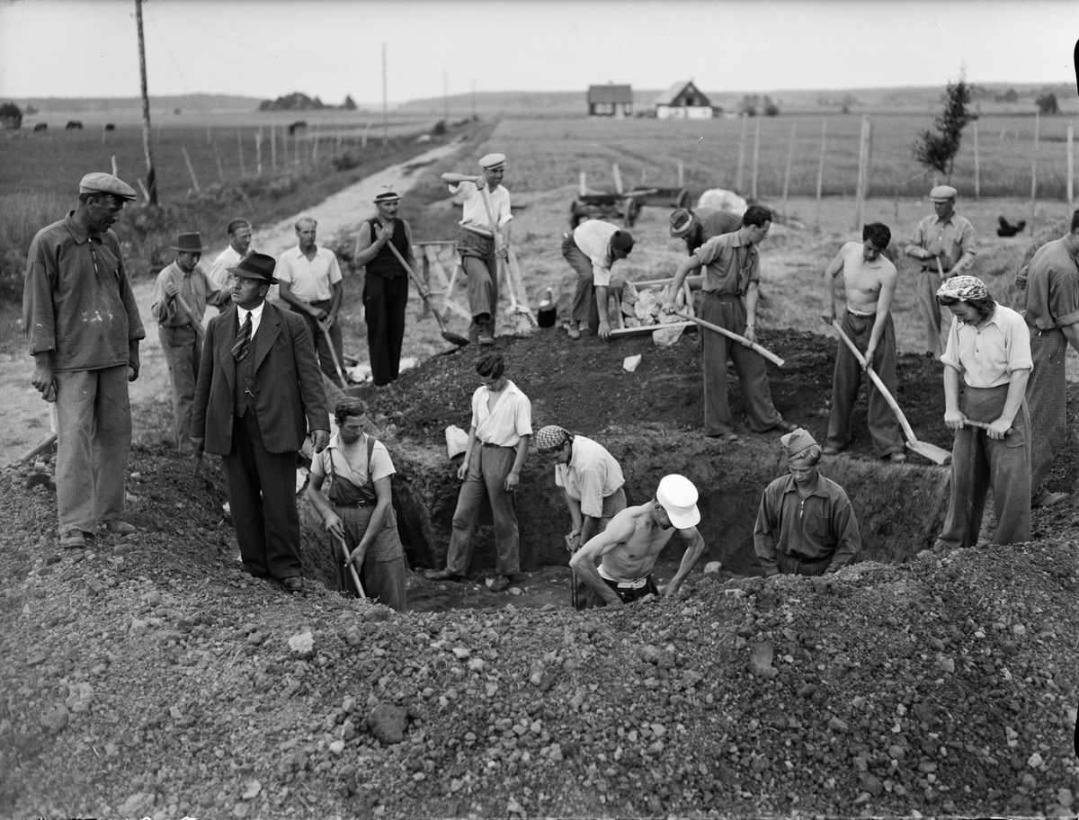 Paul Sandberg, Course participants work on the basis of an A I V-silo in farmers J Johansson, Godegård, Vaksala parish, Uppland 1941