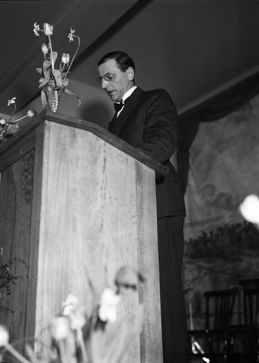 Paul Sandberg, Byggnadskommitténs ordförande, lantbrukare Fritz Jansson i Vallskog, hälsar välkommen vid invigningen av Bälinge bygdegård