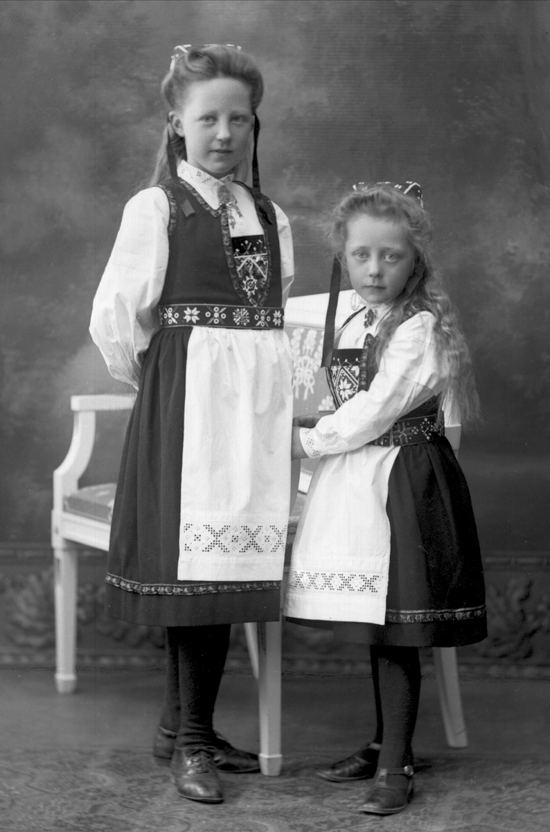 Gustav Borgen, Gruppeportrett, to piker i hardangerbunad.