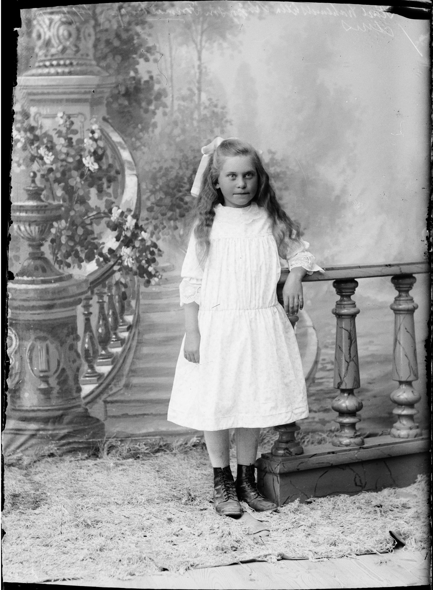Skötsner-Edhlund, Ateljéporträtt - Ingeborg Wahlund från Öhn, Forsmarks socken, Uppland 1919