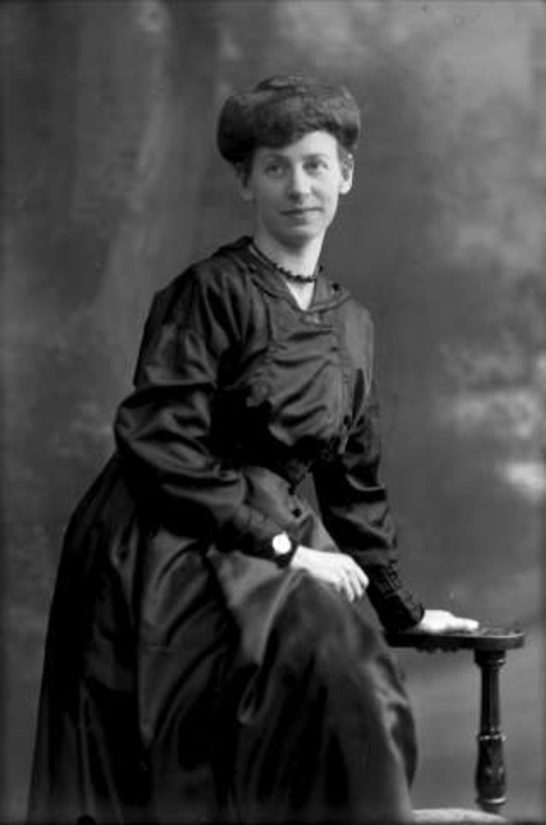 Gustav Borgen, Portrett, kvinne i mørk kjole. Frøken Nora Ingier.