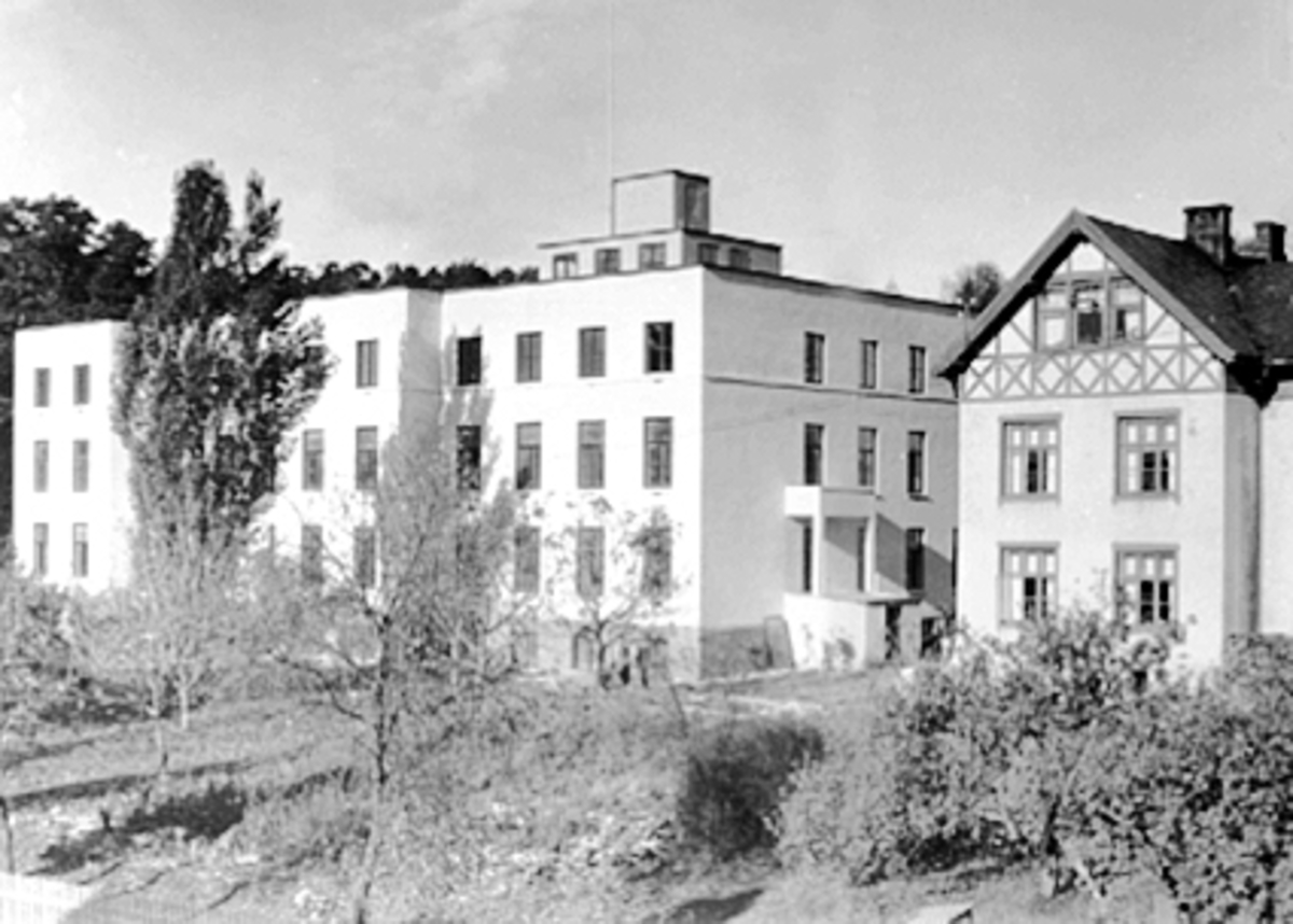 Anno Domkirkeodden, EKSTERIØR HAMAR SYKEHUS, 1934, NYBYGG TIL VENSTRE. GAMLE BYGNINGEN PÅ HØYRE SIDE