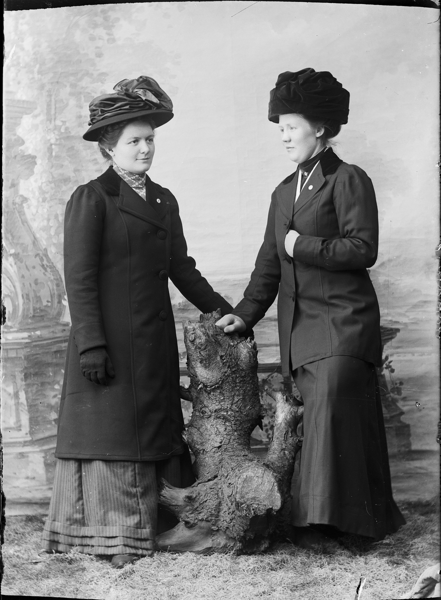 Skötsner-Edhlund, Ateljéporträtt - Beda Mattsson och Ruth Skötsner klädda i ytterkläder, Östhammar Uppland