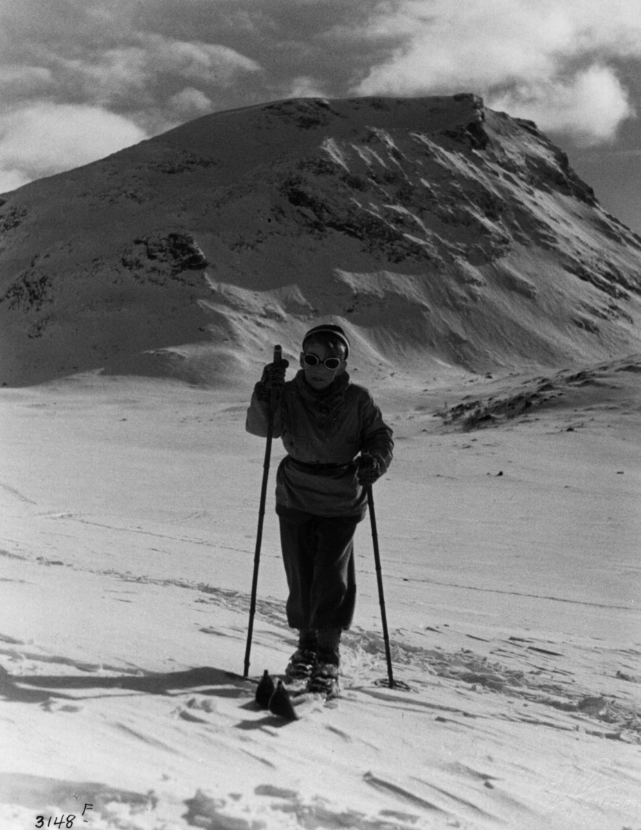 Anders Beer Wilse, Skiløper ved Styggehø i Jotunheimen med snødekte fjell.