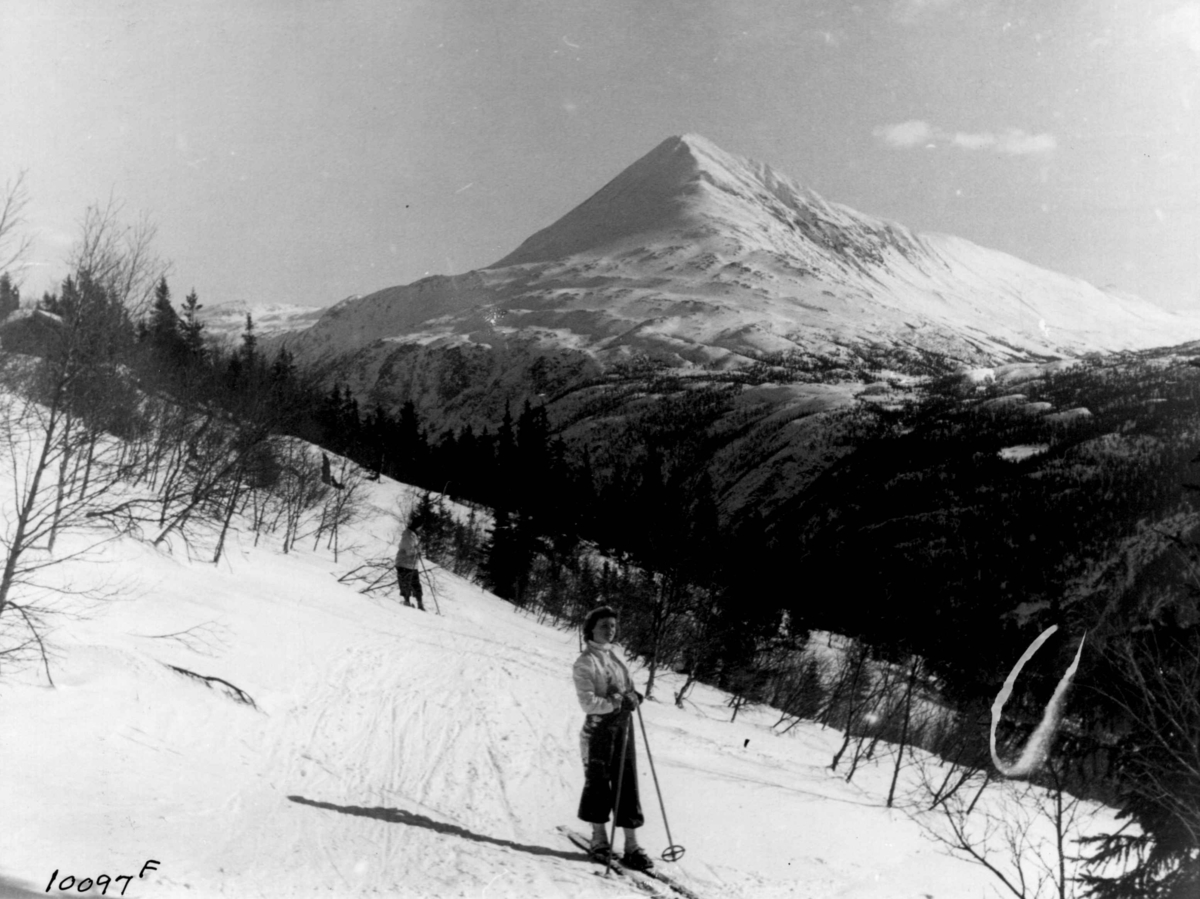 Anders Beer Wilse, Kvinnelig skiløper eller slalåmkjører ved Gaustatoppen.