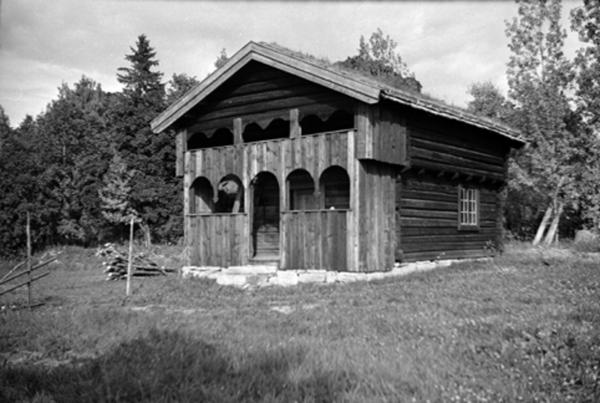 Toralv Bleken-Nilssen, ELTONSTUA, FRA ELTON ØSTRE I STANGE. GJENREIST PÅ HEDMARKSMUSEET, SVALGANG. SE VEILEDER TIL FOLKEMUSEET S. 63.