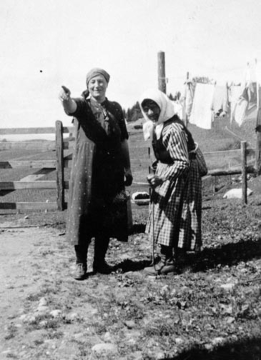 Anno Domkirkeodden, Krokrygget gammel dame, Oline, omreisende kremmer 92 år gammel på Hovelsrud, Stavsjø, Hedmark.