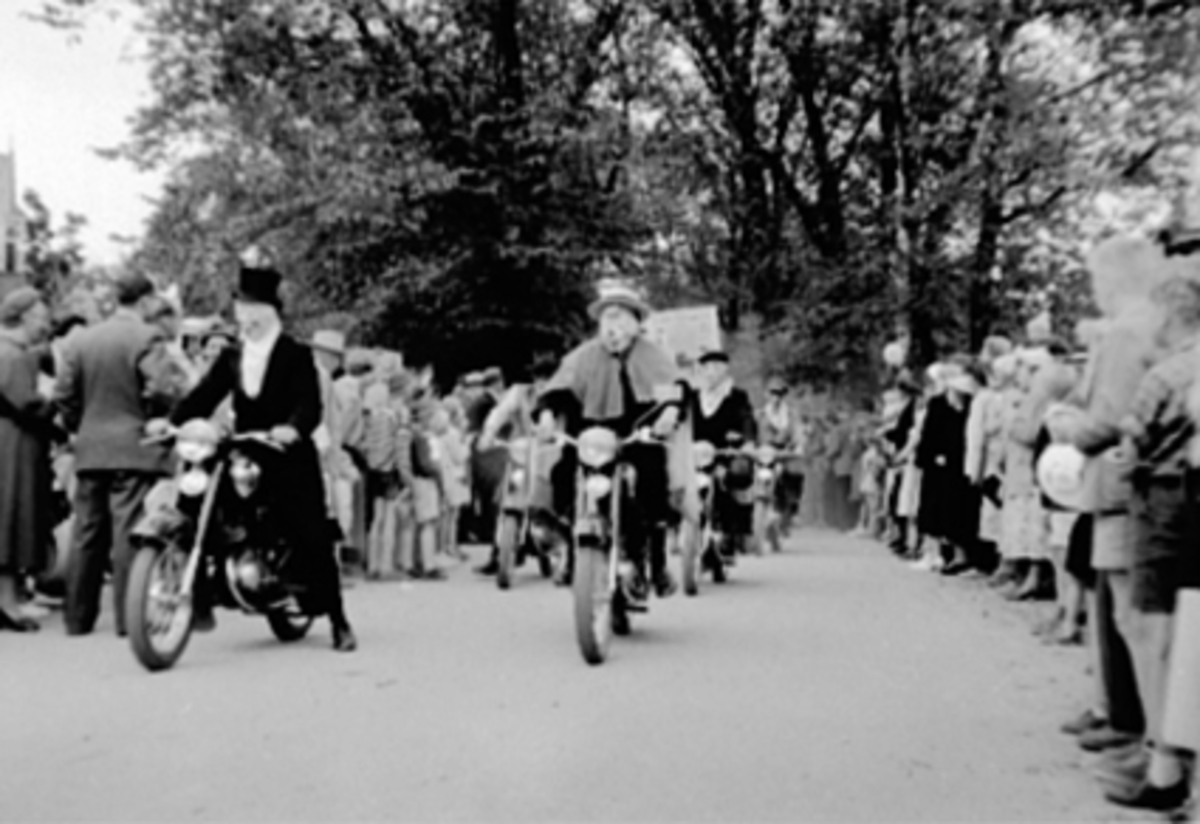 Anno Domkirkeodden, HAMARDAGEN 1954, OPPTOG MED MOTORSYKKEL