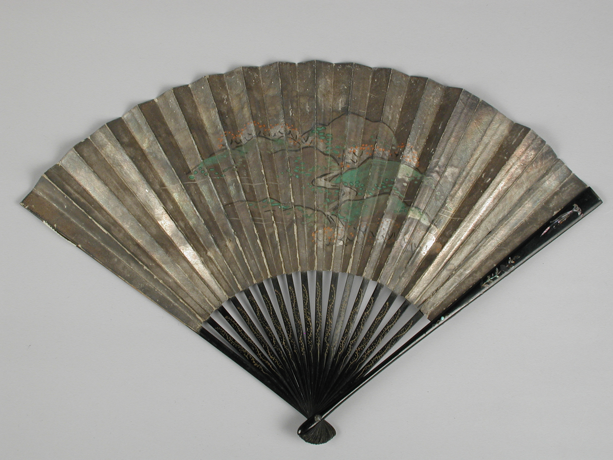 Unknown artist, Vouwwaaier met montuur van zwart gelakt hout, waaierblad van verzilverd papier, aan beide zijden beschilderd met Japans landschap