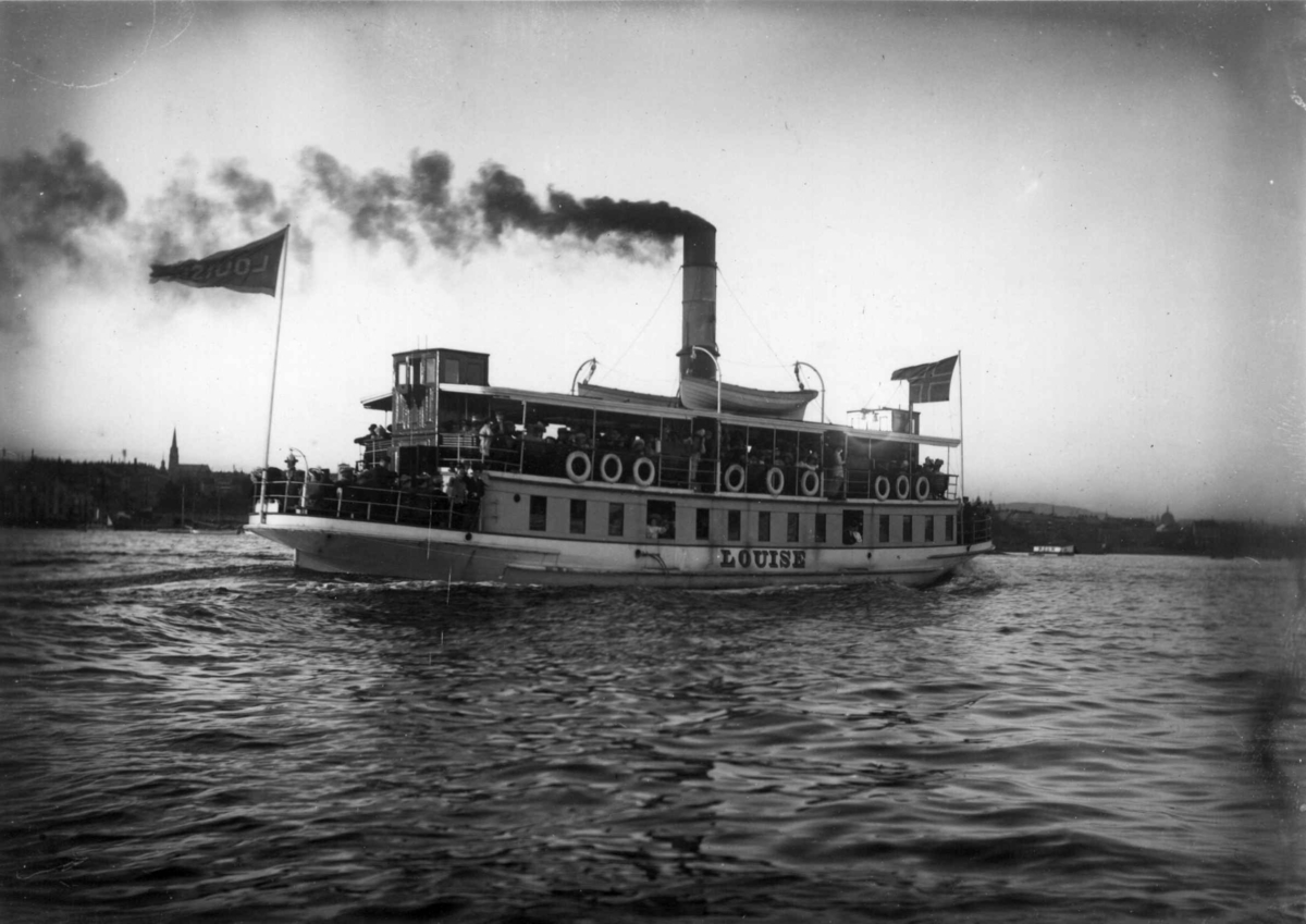 Hermann Christian Neupert, Fergen i Oslofjorden. 1908-1910. Dampbåt. Passasjerer.