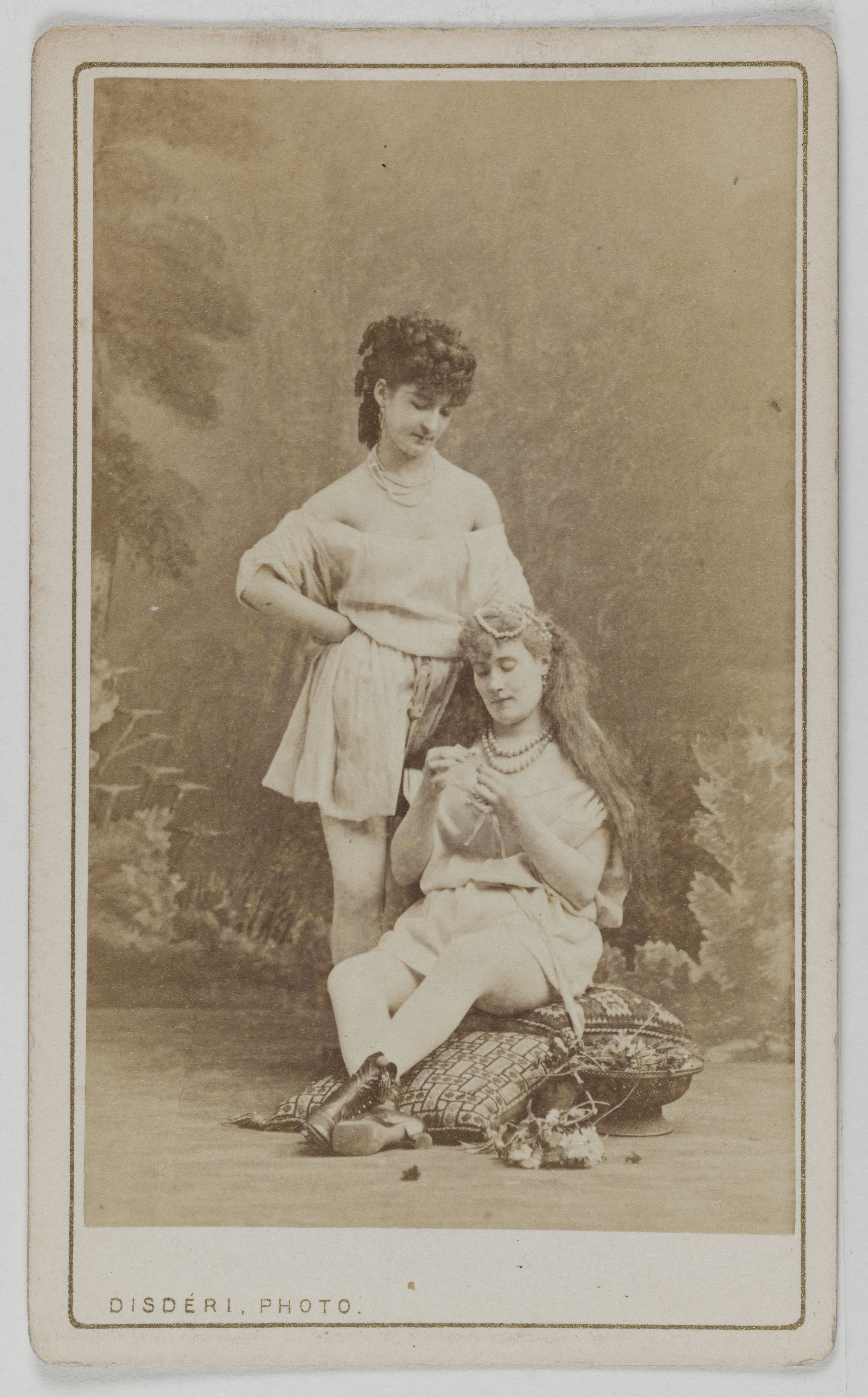 André-Adolphe-Eugène Disdéri, Portrait de Marthe Marie Glissoux, dite Leduc, avec une autre actrice