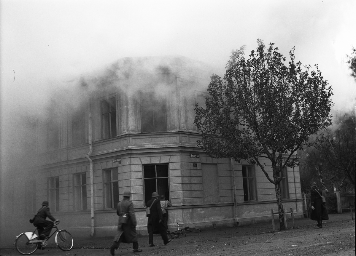 Paul Sandberg, "Överraskningsmoment satte beredskapsavdelningarna på hårda prov" - "en omfattande 'fabriksbrand' hade ordnats i fastigheten Sturegatan 16" under beredskapsövning, Uppsala 1941