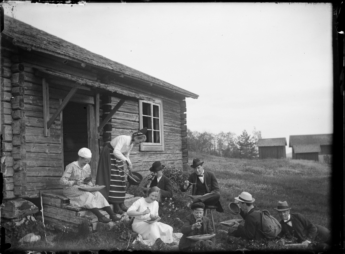 Skötsner-Edhlund, Förtäring utanför timmerstuga, Dalarna