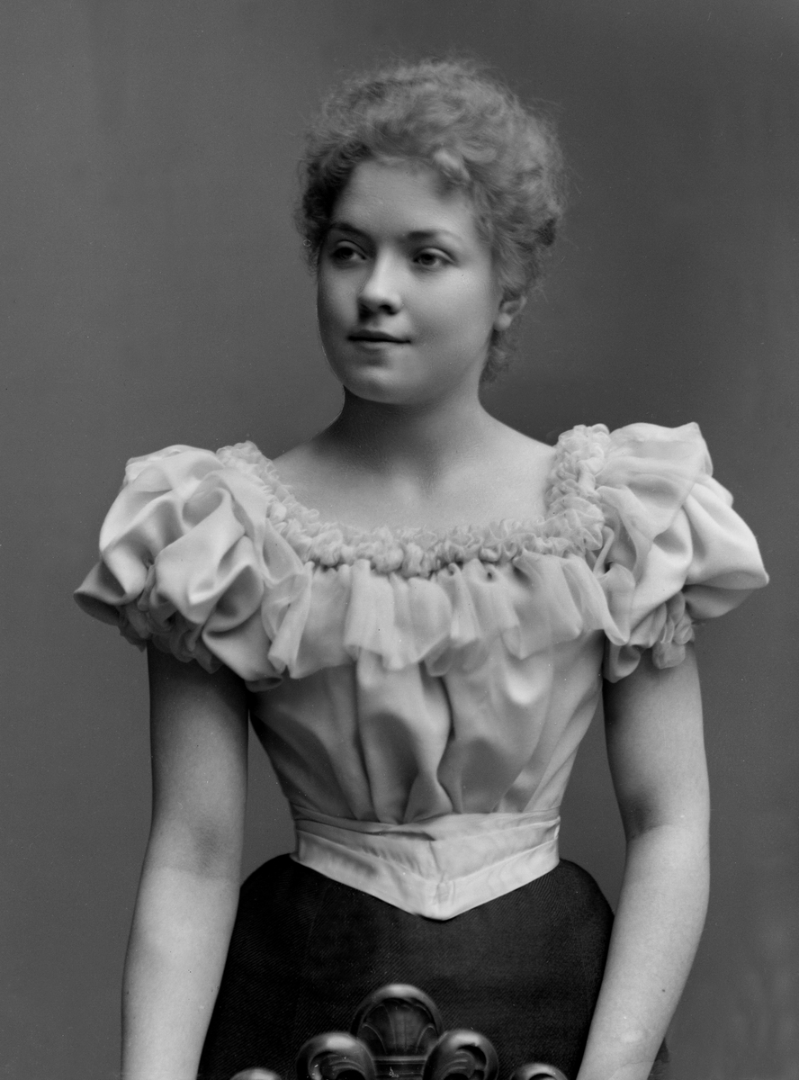 Maria Tesch, Porträttfotografi föreställande fröken Elin Ros född Reuterswärd. Porträtt. Kvinna. Ateljéfotografi. Fotograferad i Maria Teschs ateljé som fanns i Linköping åren 1873 - 1936. Digitaliserad efter original glasnegativ som förvaras på Stiftsbiblioteket /Linköpings stadsbibliotek.