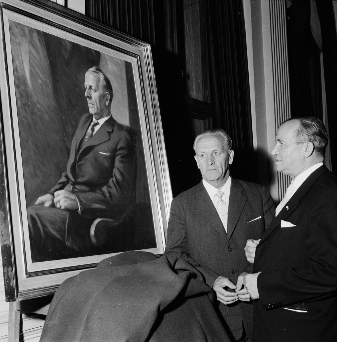 Uppsala-Bild, Avtäckning av oljemålning av landstingets ordförande åren 1943 - 1958 Arthur E Elmroth. Till höger John Lundberg som tog över som ordförande 1959, Uppsala 1960
