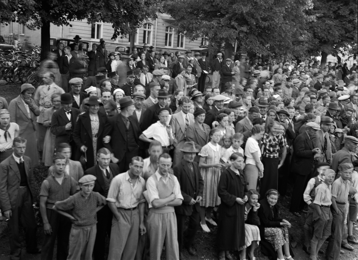 Paul Sandberg, "Publiken var som vanligt talrik på Fyrisåns stränder" vid simtävlingen Strömsimningen