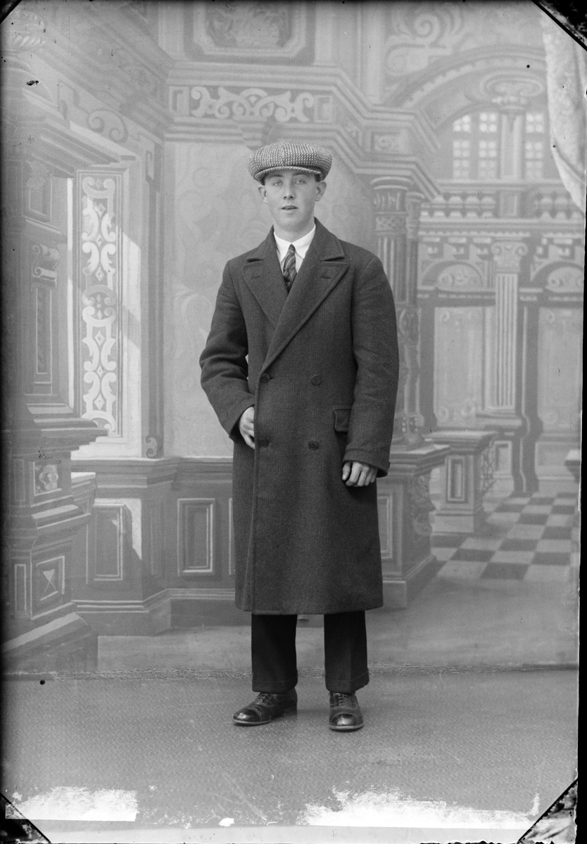 Skötsner-Edhlund, Young man with a screen cap and rock, Östhammar, Uppland