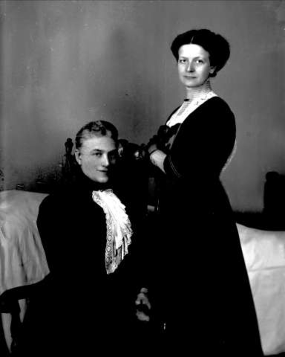 Gustav Borgen, Gruppeportrett, mor og datter. Fru C. W. Berg og datter (?)