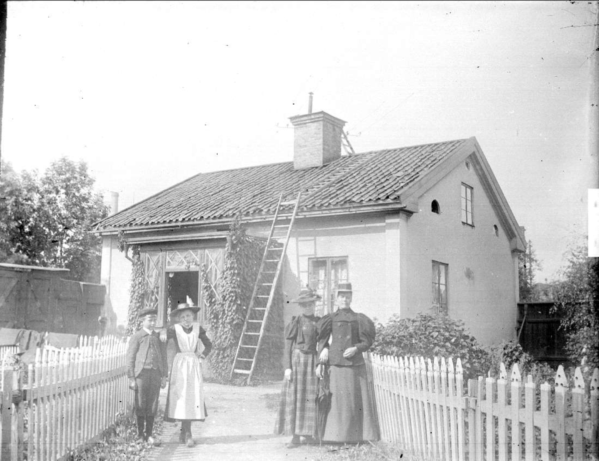 Johan Lundin, Kvinnor och barn framför bostadshus på Styrmansgatan, Gävle