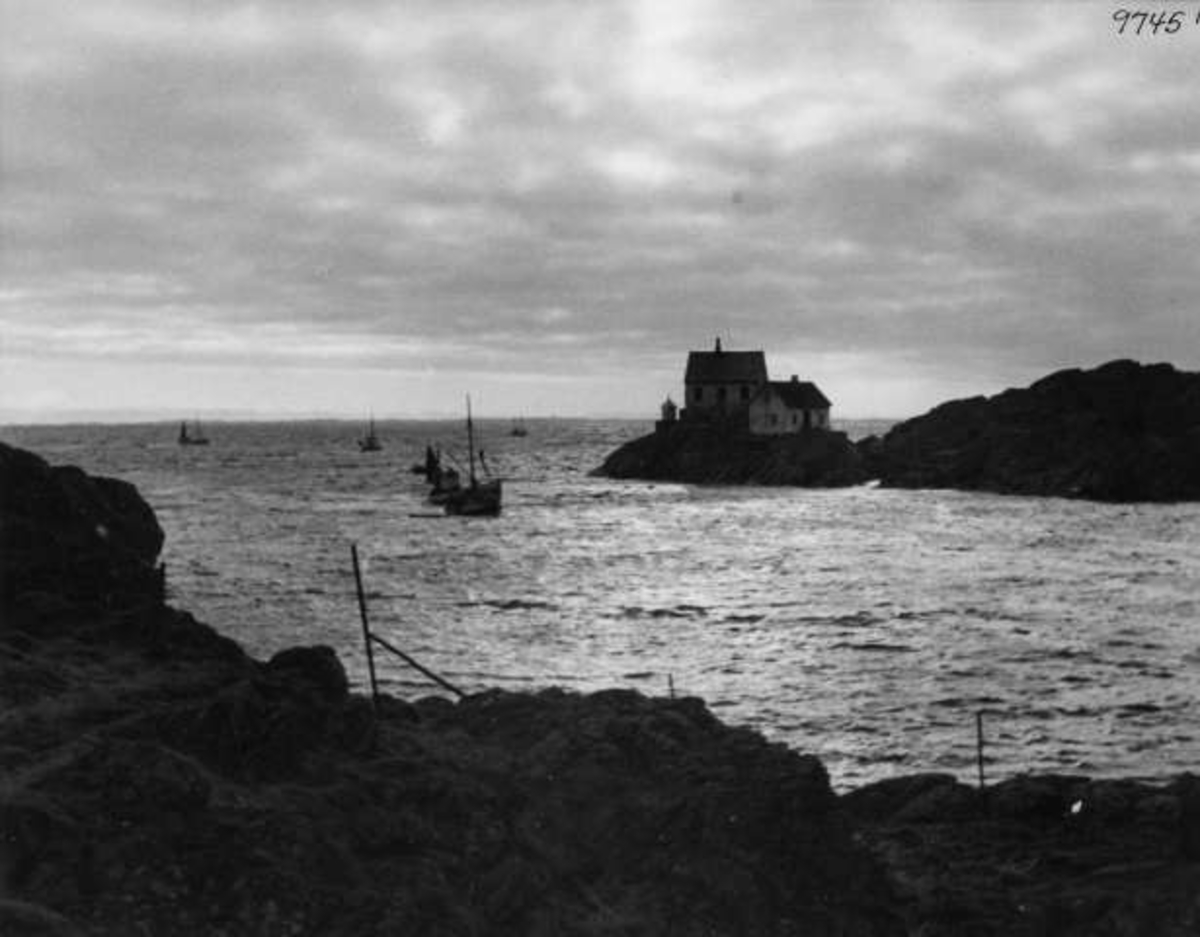 Anders Beer Wilse, Vikeholmen fyr ved innseilingen til Skudeneshavn, opprettet i 1849, automatisert og avfolket i 1908. Fotografert i 1939.