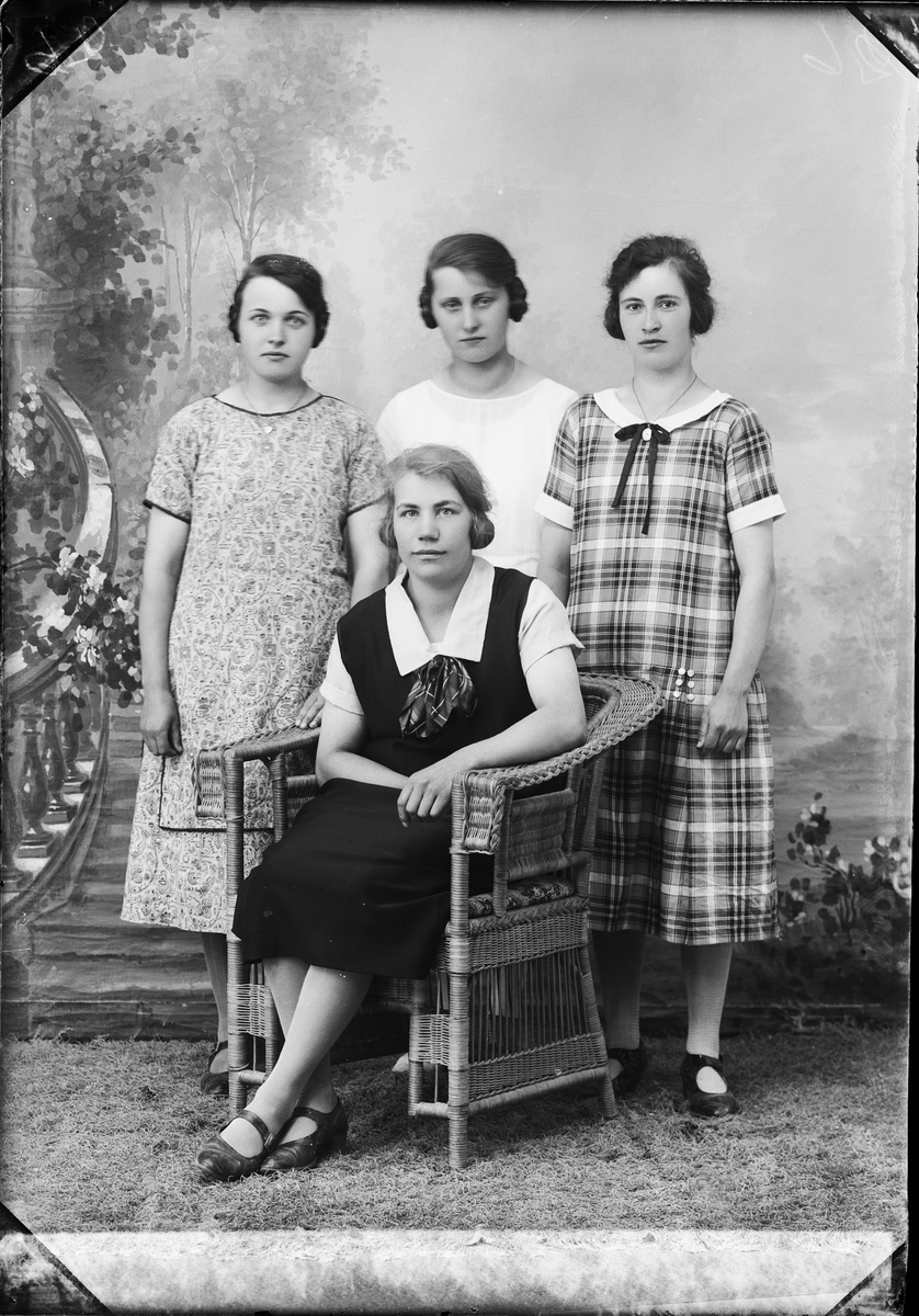 Skötsner-Edhlund, Ateljéporträtt - en kvinna tillsammans med Maja Westerlund, Märtha Eriksson och Wera Berggren från Valö socken, Uppland 1926