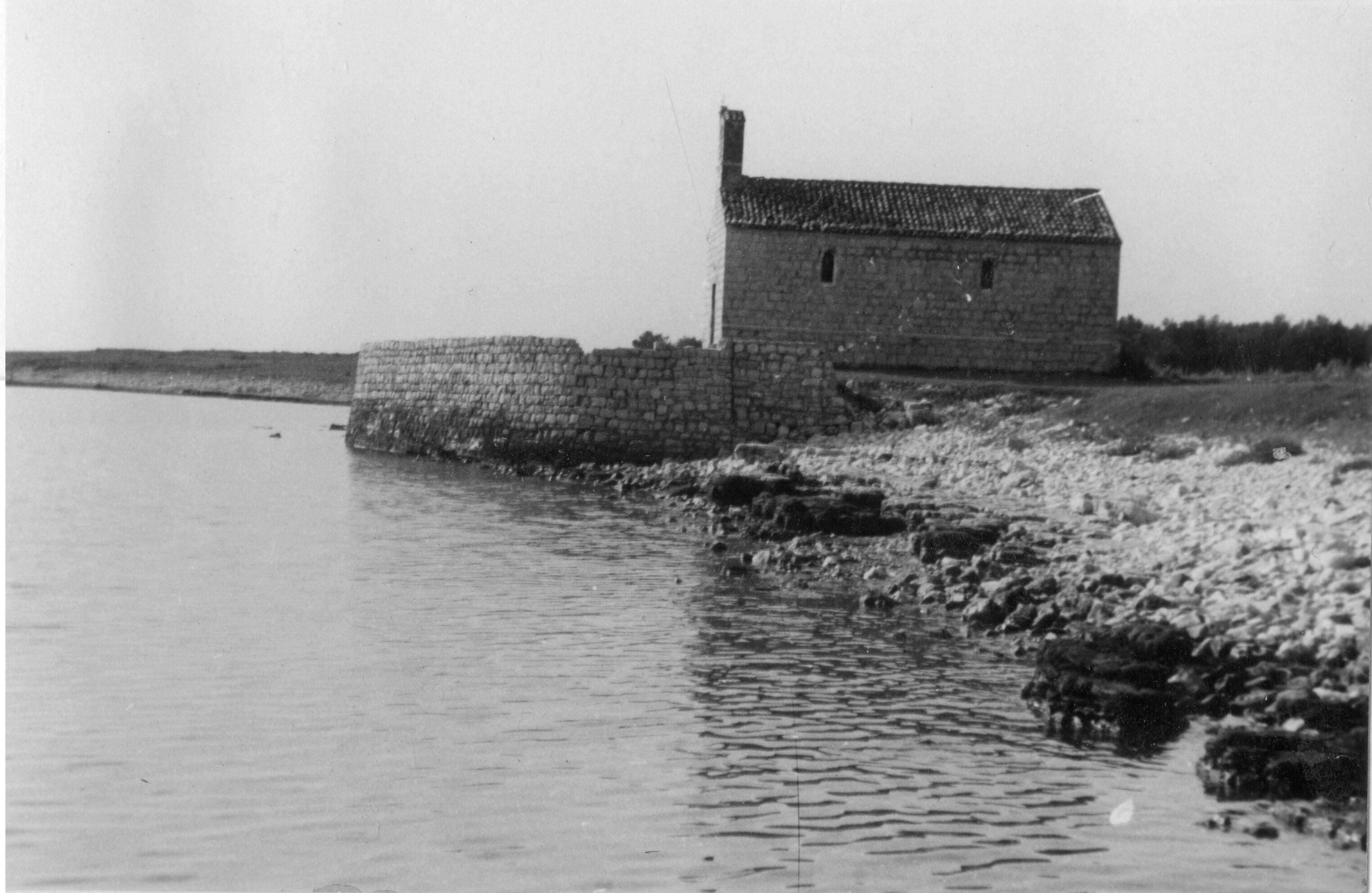 Branko Fučić, Sveti Pelagij (Novigrad), kapela sv. Pelagija(?) smještena na samoj morskoj obali